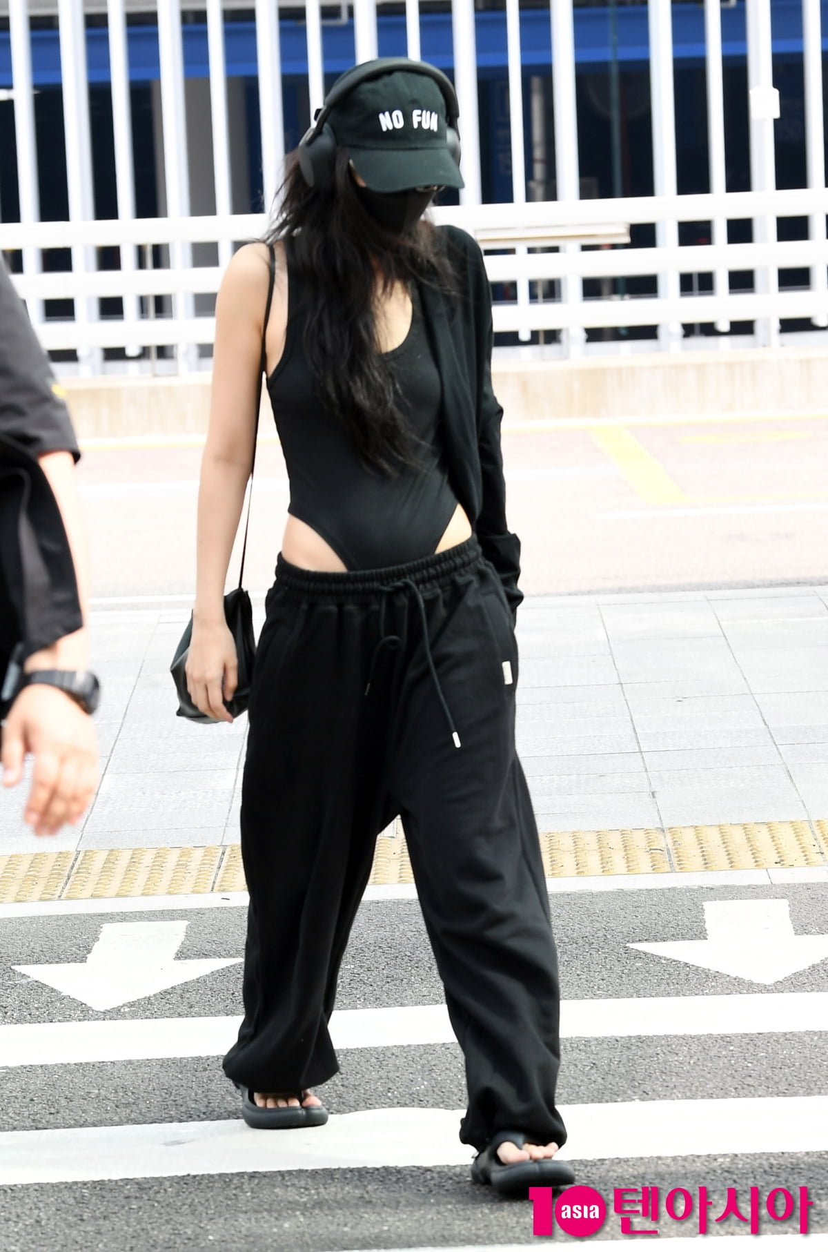 BLACKPINK's Jennie Departs for France for World Tour