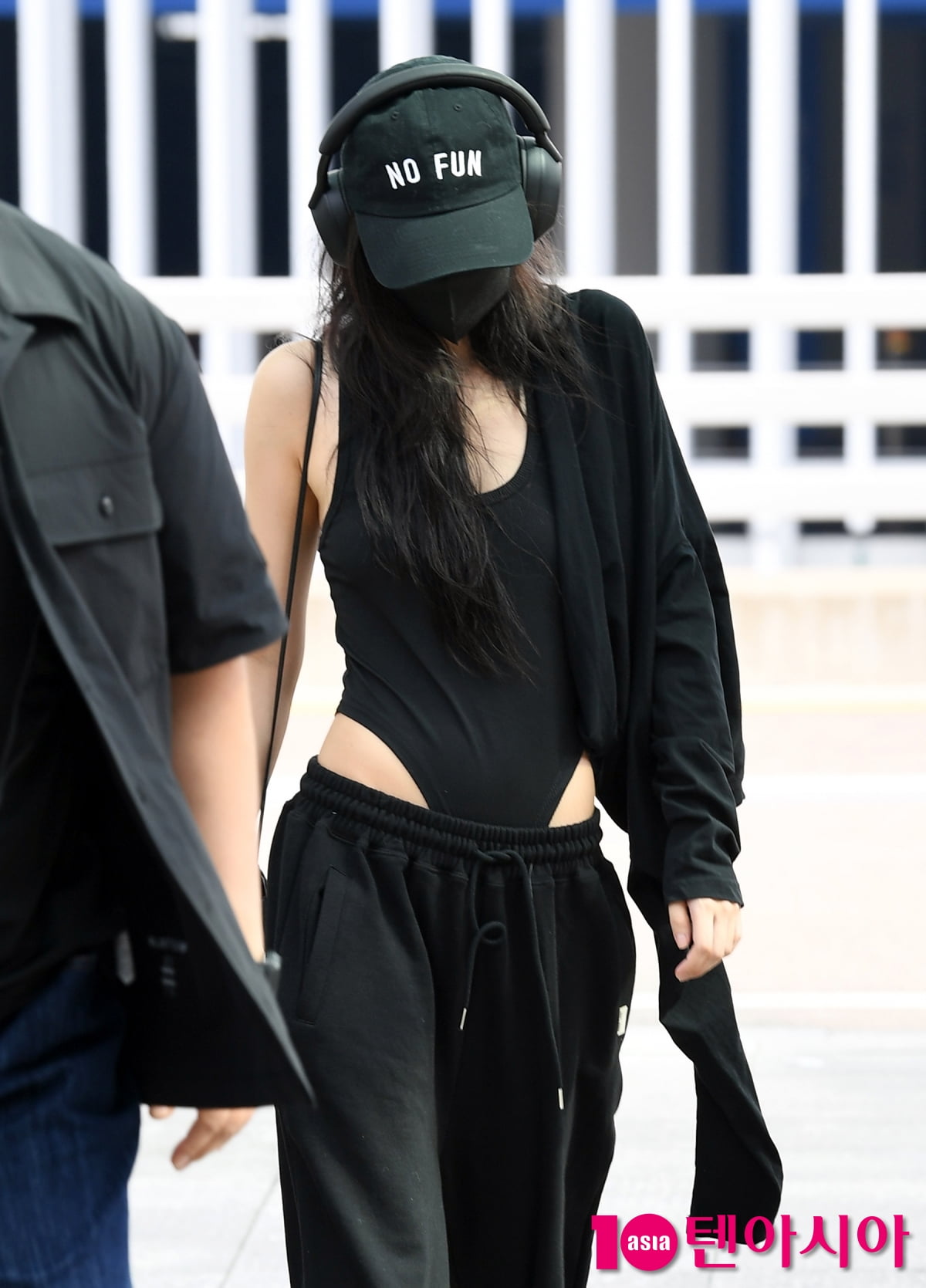 BLACKPINK's Jennie Departs for France for World Tour