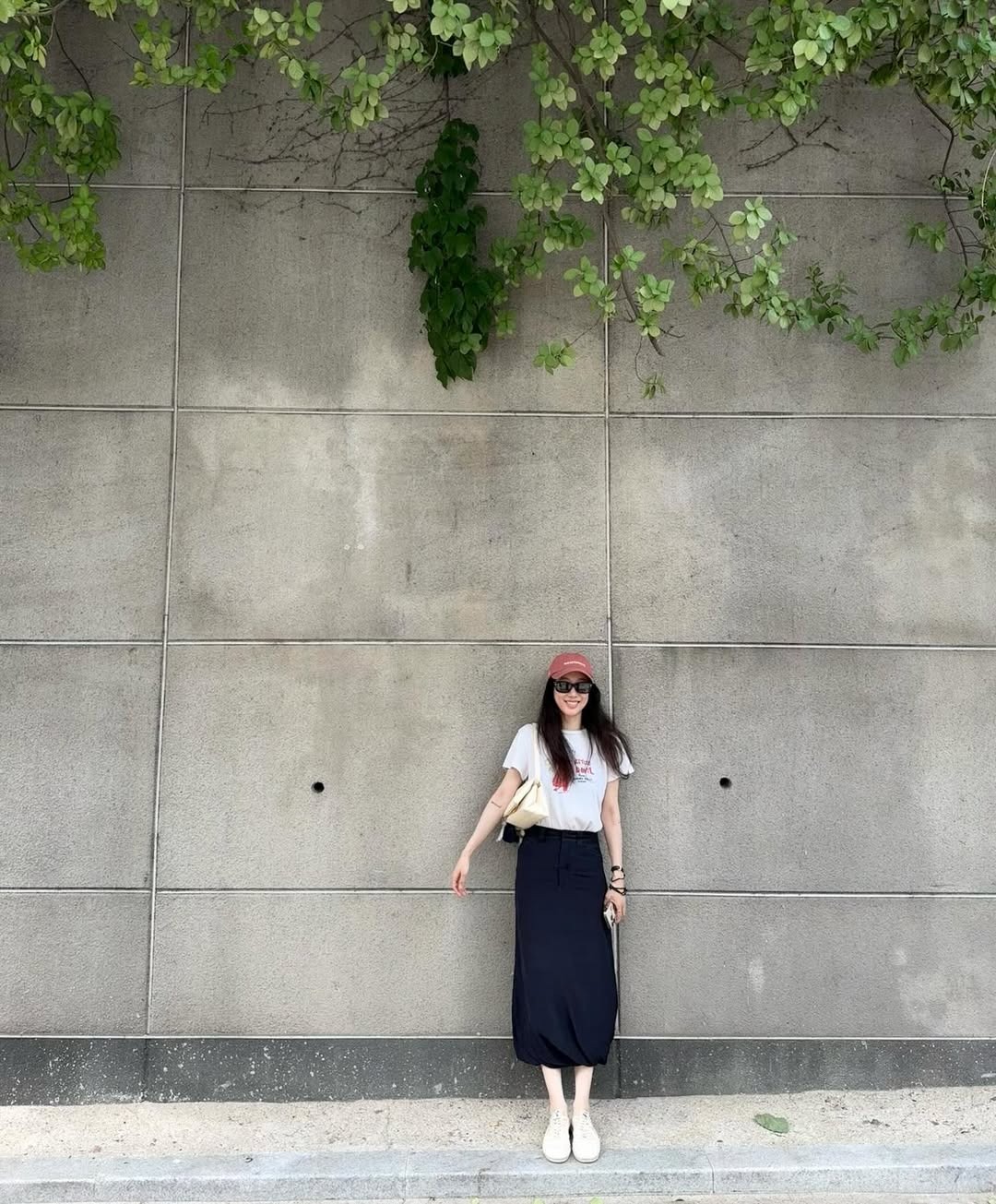 Jung Ryeo-won Shines in Summer Chic Style in Seoul