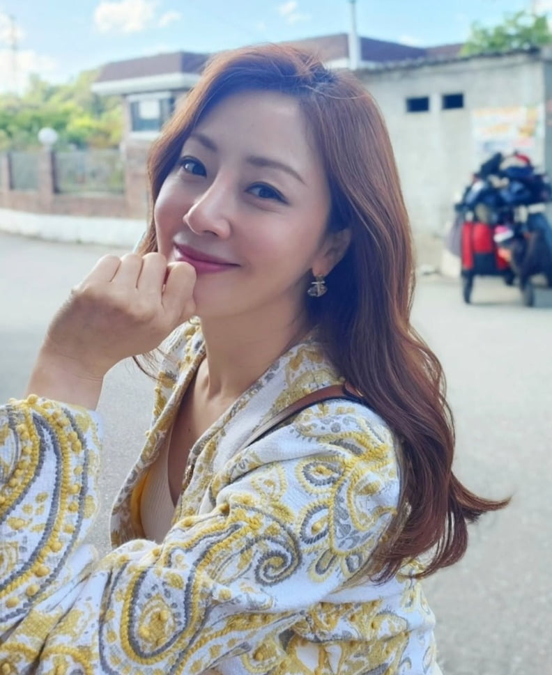 South Korean Actress Oh Na-ra Charms Fans with Stunning Beauty and Timeless Romance