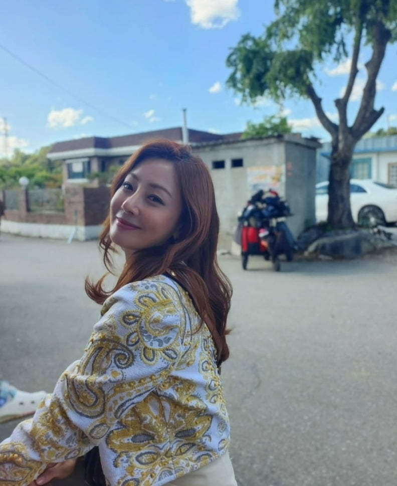 South Korean Actress Oh Na-ra Charms Fans with Stunning Beauty and Timeless Romance