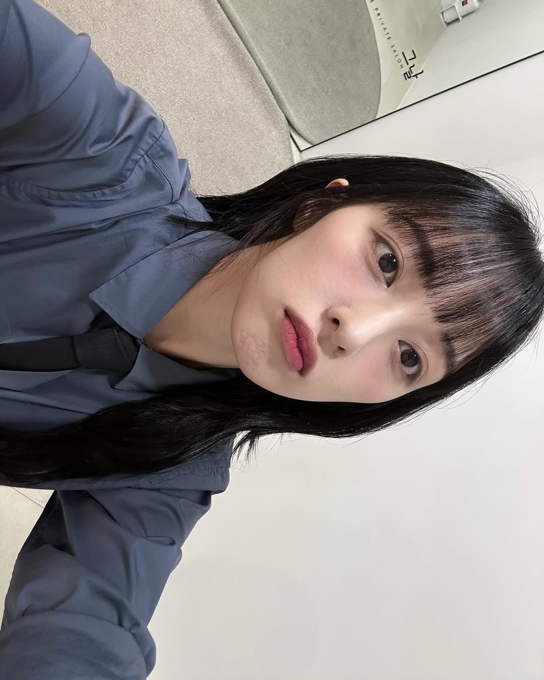 女優キム・ボラ、シャツスタイルで魅せる若々しい美貌