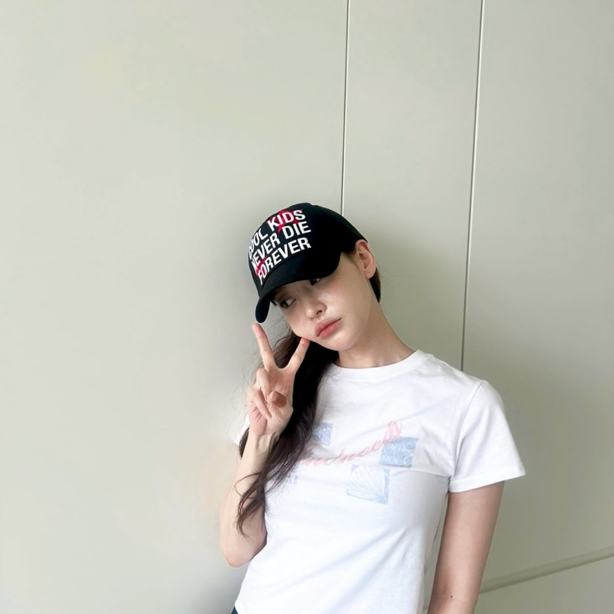 Oh Yeon-seo Captivates Fans with Her Effortless Charm and Style