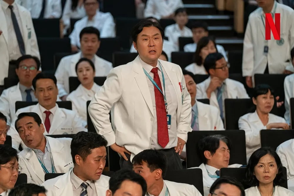 Yoon Kyung-ho Shines as a Scene-Stealer in 'Zombie Daughter' and 'Critical Trauma Center'