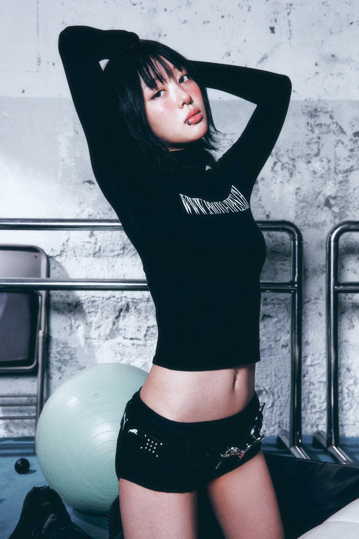 K-Pop Artist Yves Collaborates with PinkPantheress for Billboard Ambitions