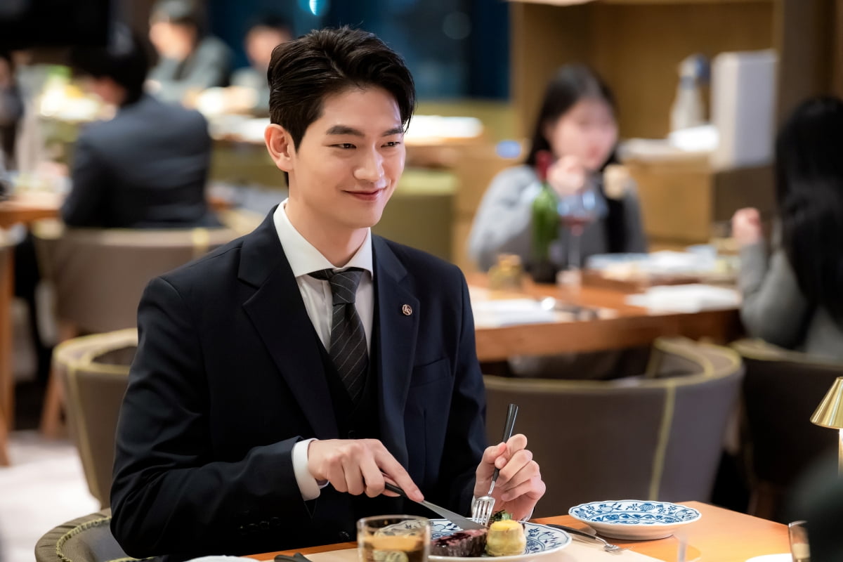Kang Sang-jun's Captivating Transformation in JTBC's 'Esquire'