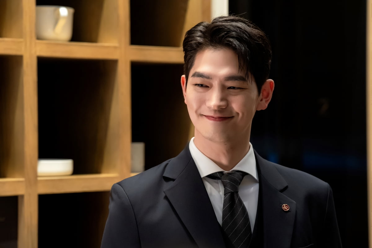 Kang Sang-jun's Captivating Transformation in JTBC's 'Esquire'