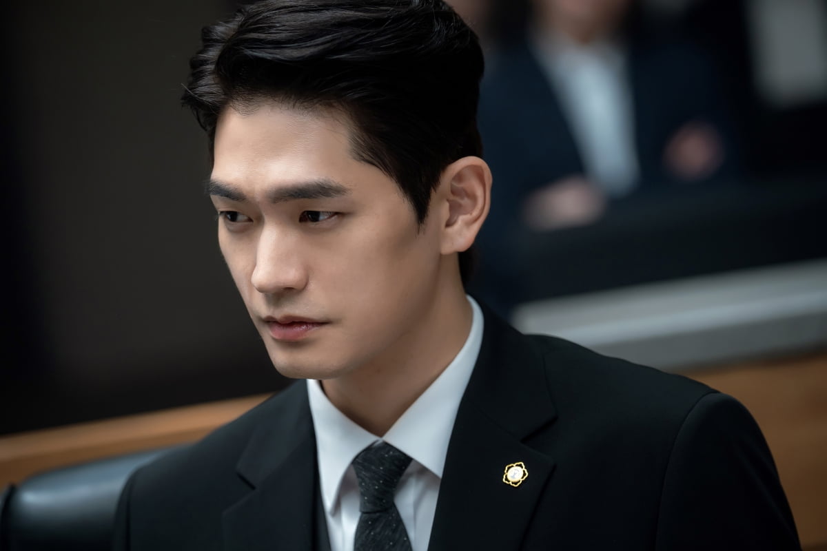 Kang Sang-jun's Captivating Transformation in JTBC's 'Esquire'