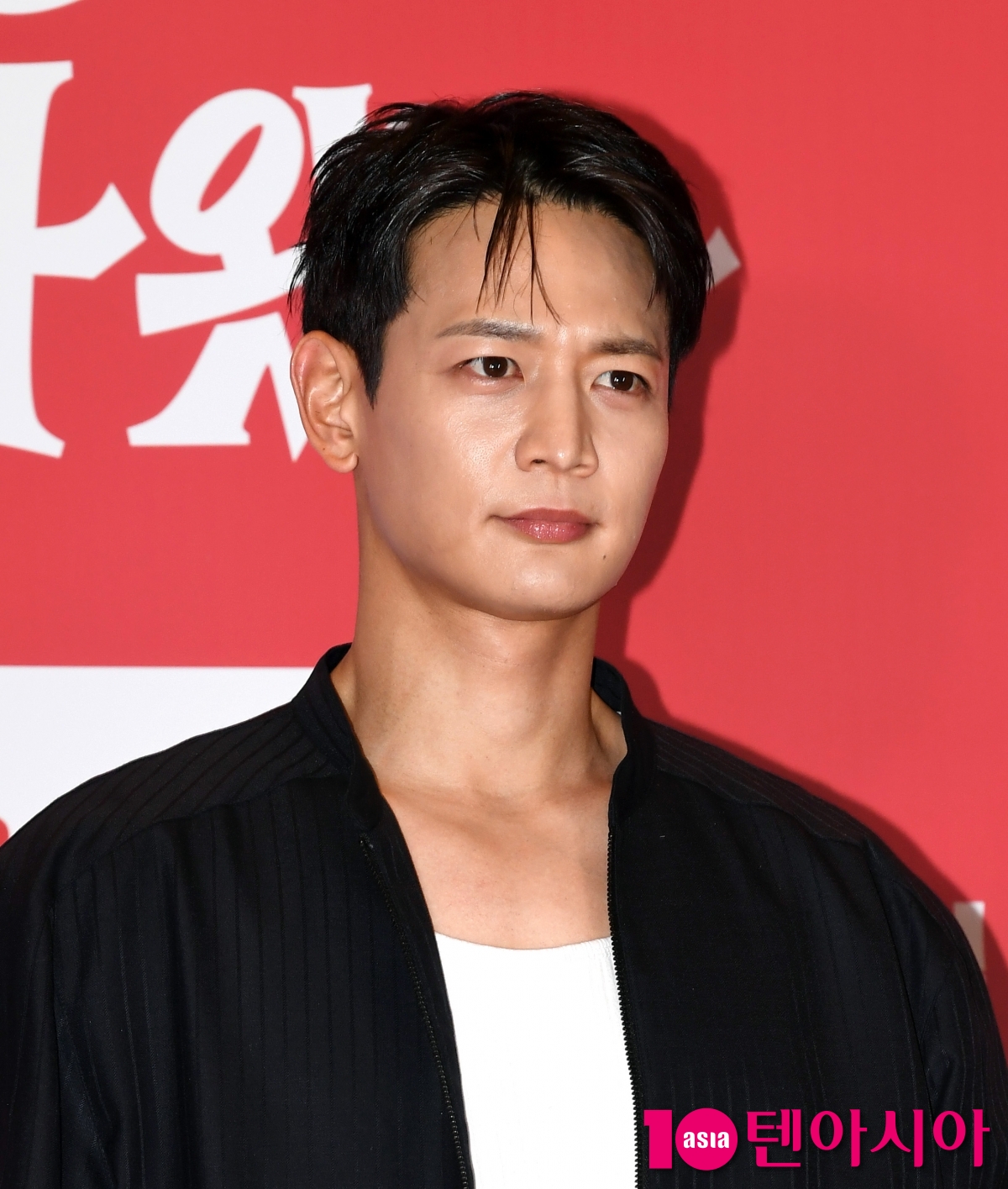 SHINee's Minho Attends VIP Premiere of 'Pretty Crazy' in Seoul