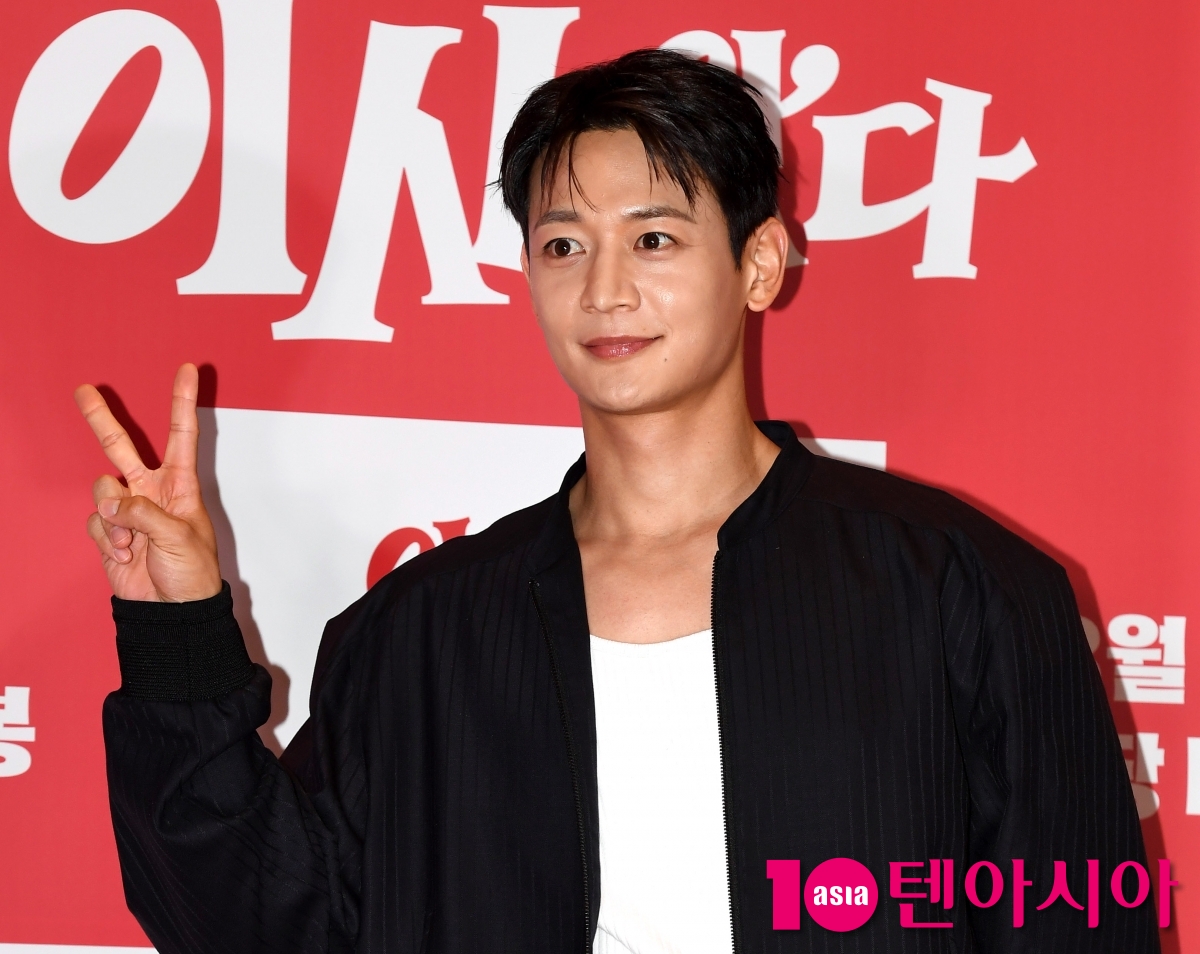 SHINee's Minho Attends VIP Premiere of 'Pretty Crazy' in Seoul
