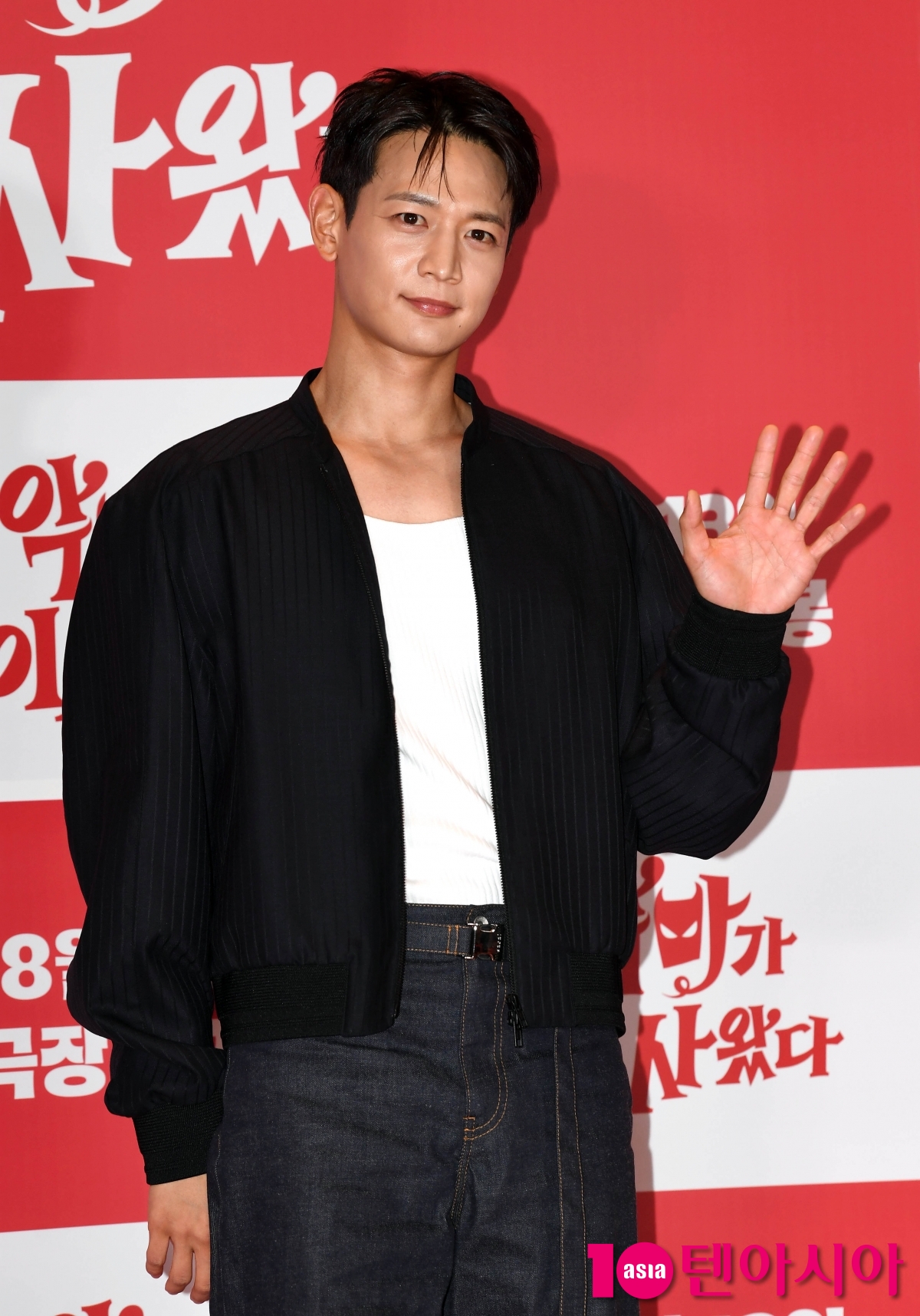 SHINee's Minho Attends VIP Premiere of 'Pretty Crazy' in Seoul