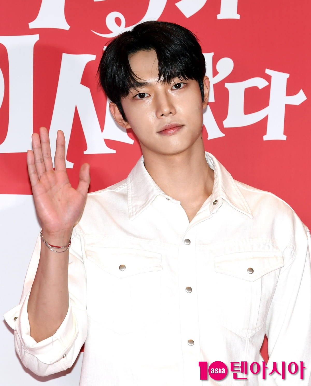 Actor Jo Jun-young Attends VIP Premiere of 'Pretty Crazy'