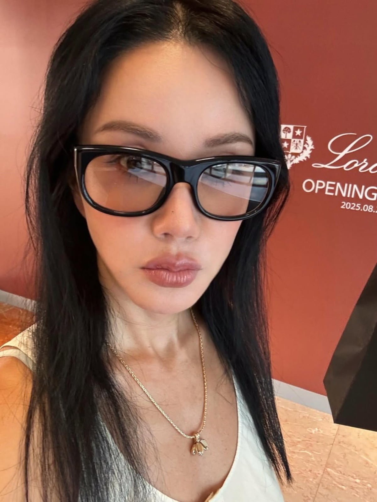 Uhm Jung-hwa Stuns Fans with Ageless Beauty and Elegant Style