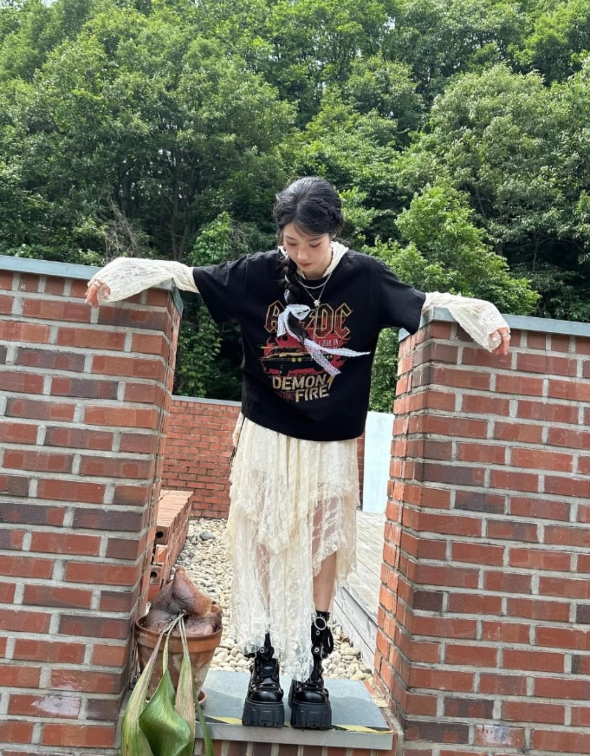 Kwon Eun-bi Unveils Unique Style in Latest Instagram Photos