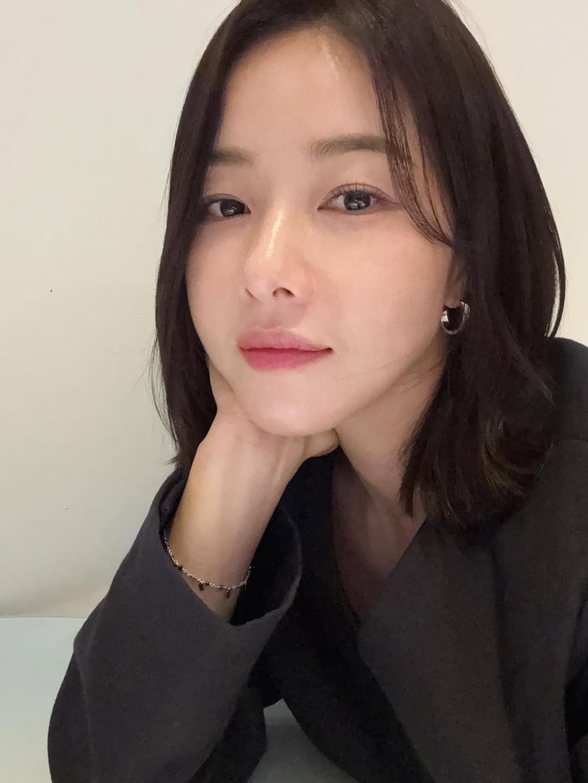 Actress Park Ha-na Captivates Fans with Elegant and Chic Daily Photos