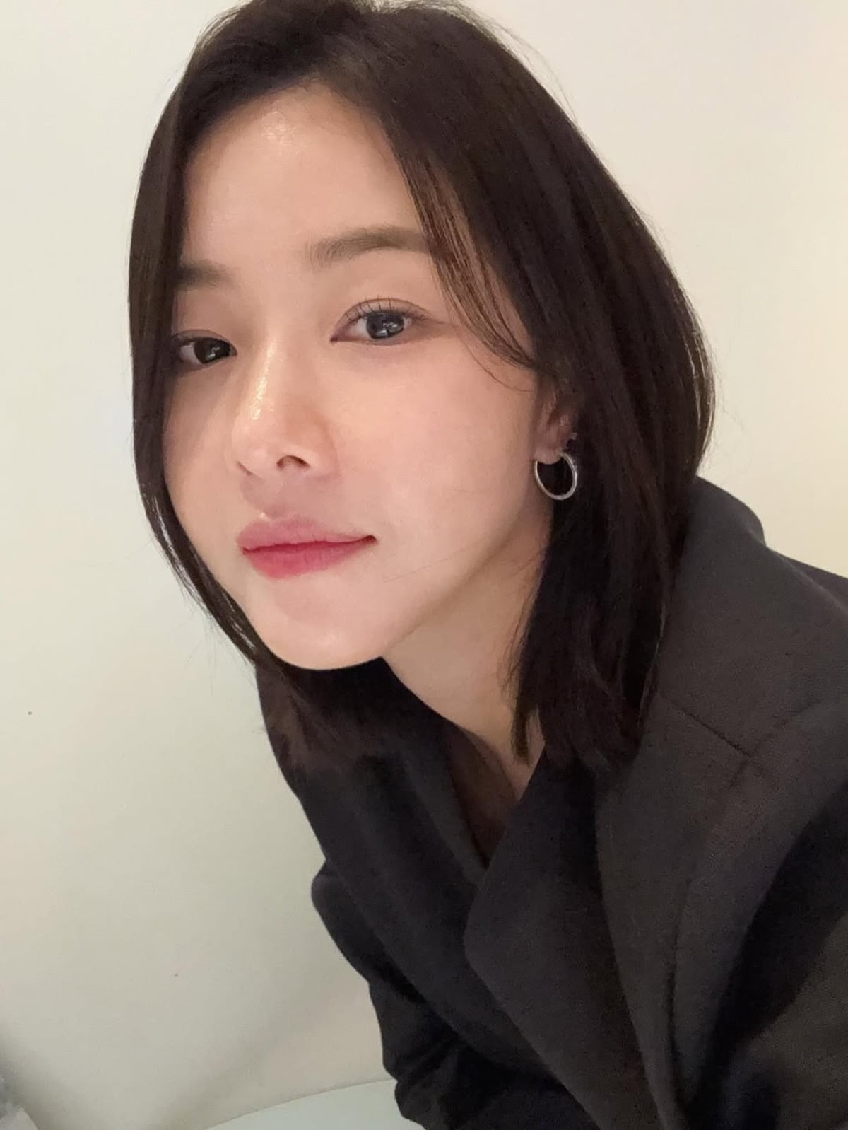 Actress Park Ha-na Captivates Fans with Elegant and Chic Daily Photos