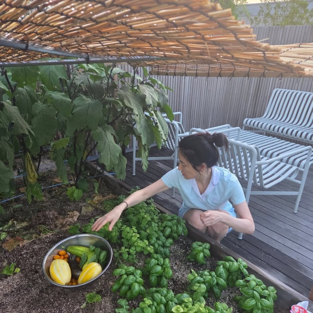 Lee Young-ae Shares Heartwarming Weekend Moments with Fans
