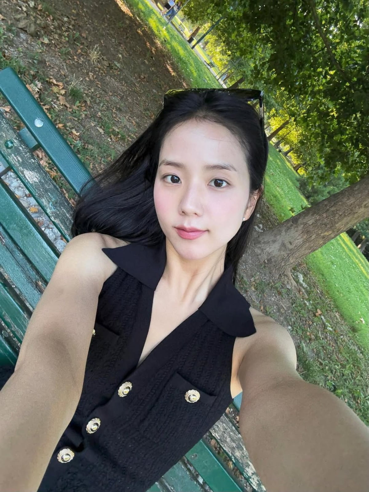 ブラックピンクのジス、感覚的な散歩写真でファンを魅了