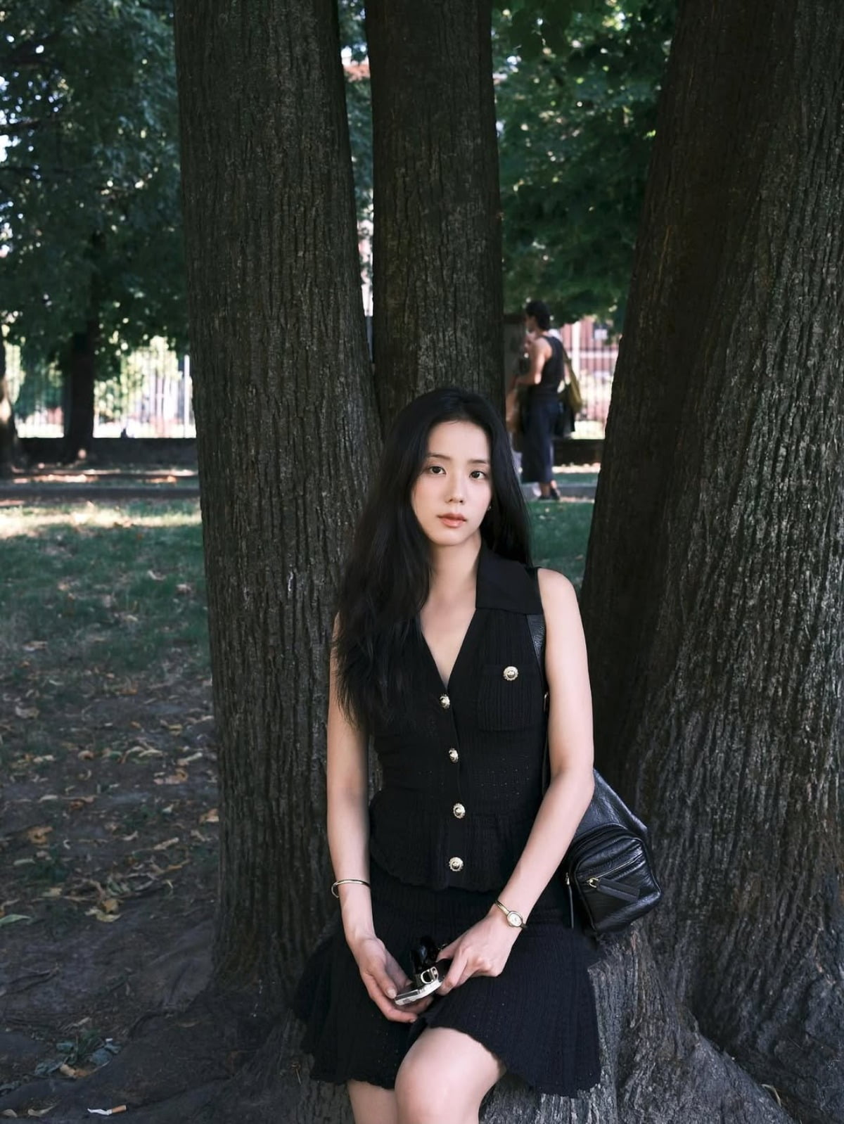 ブラックピンクのジス、感覚的な散歩写真でファンを魅了