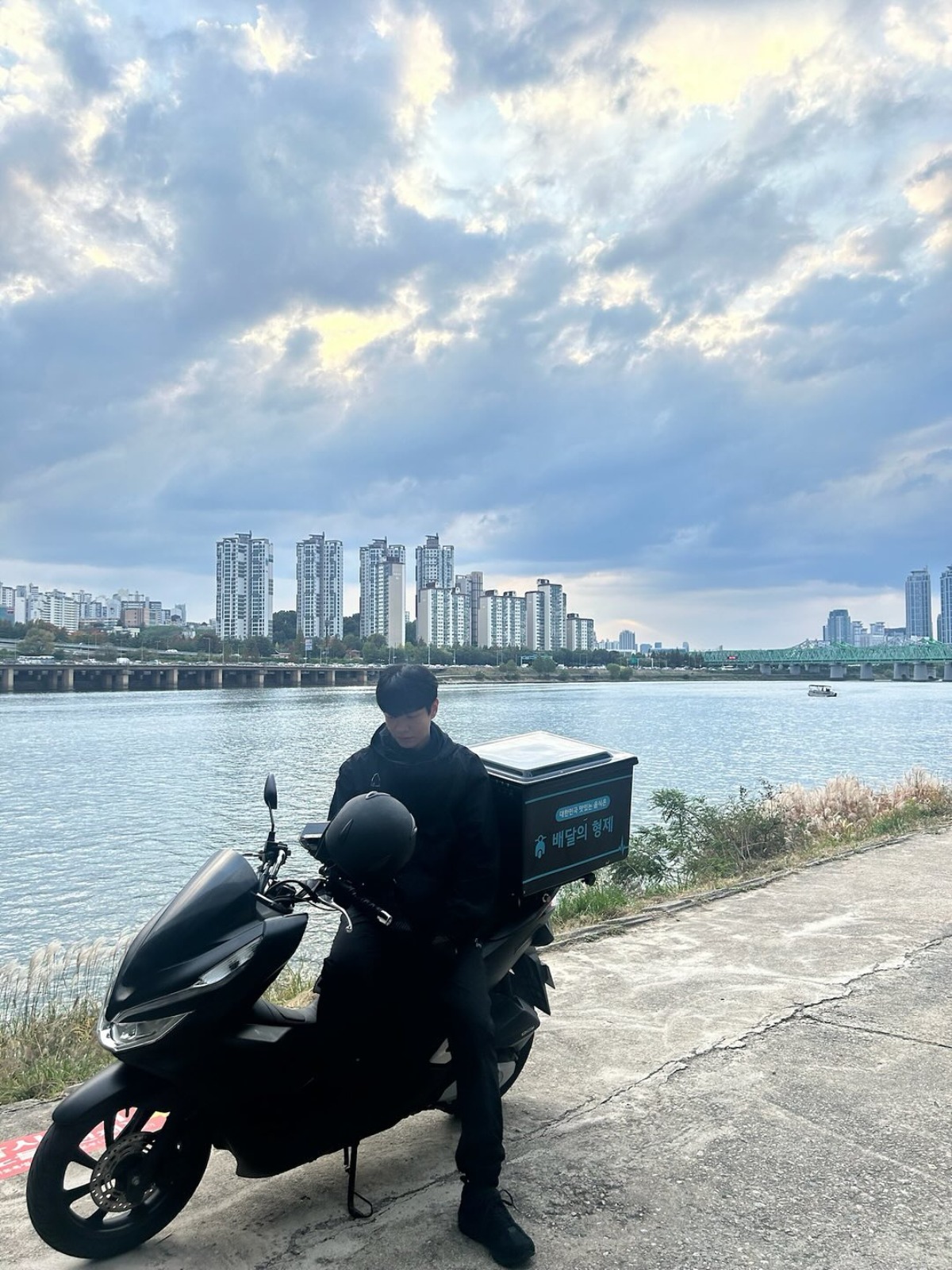 Lee Min-ki Captivates Fans with Striking Instagram Updates