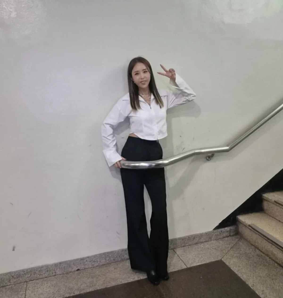 K-Pop Star Shinji Captivates Fans with Behind-the-Scenes Photos from Music Bank