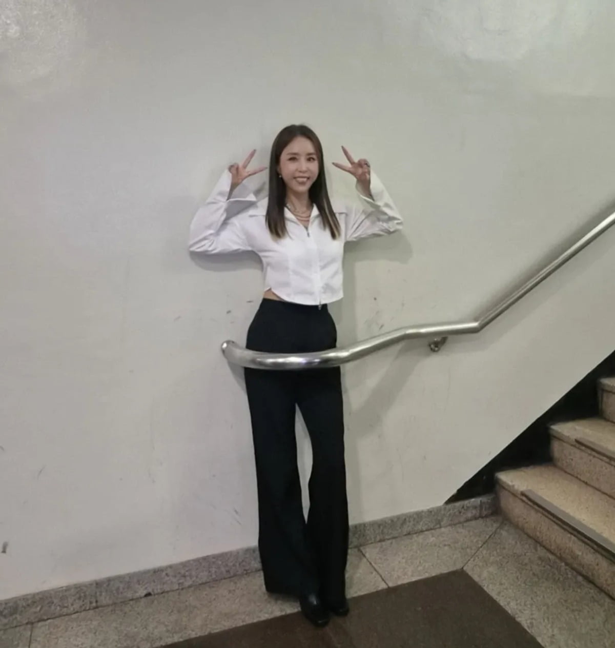 K-Pop Star Shinji Captivates Fans with Behind-the-Scenes Photos from Music Bank