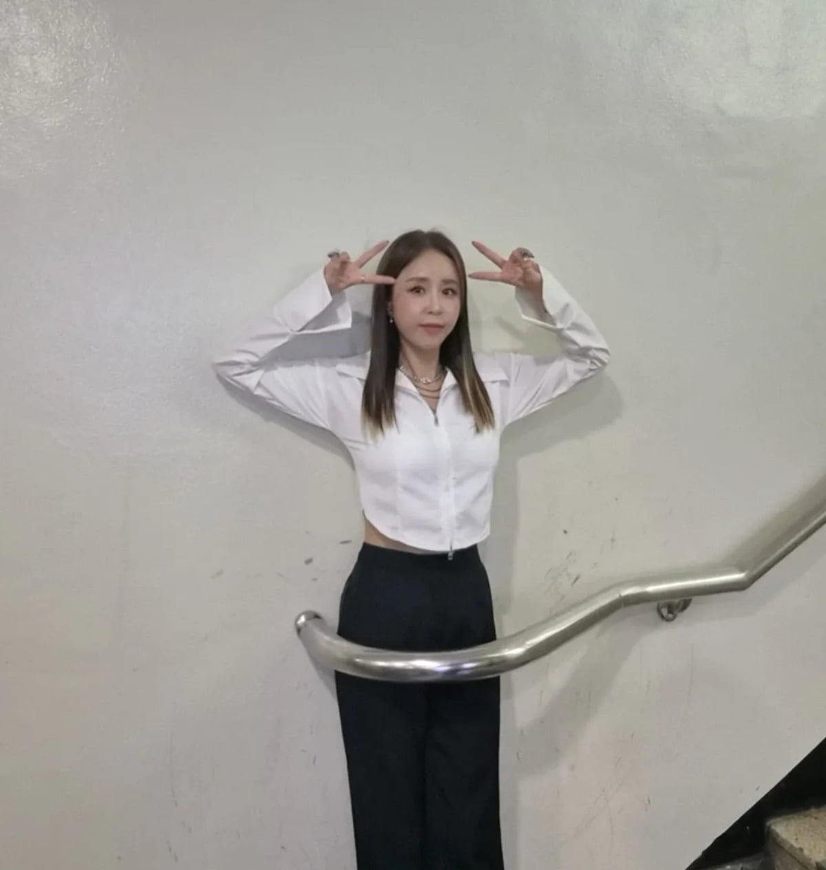 K-Pop Star Shinji Captivates Fans with Behind-the-Scenes Photos from Music Bank