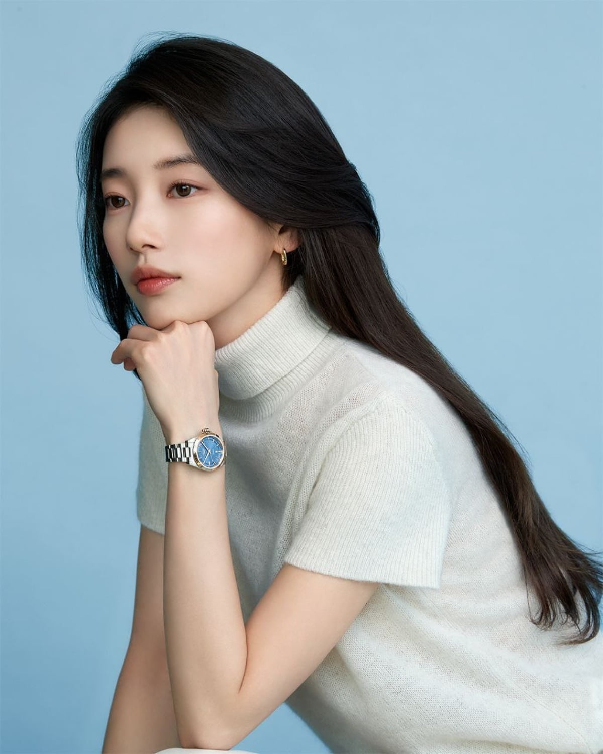 Suzy Stuns in Elegant Photoshoot, Showcasing Modern Sophistication