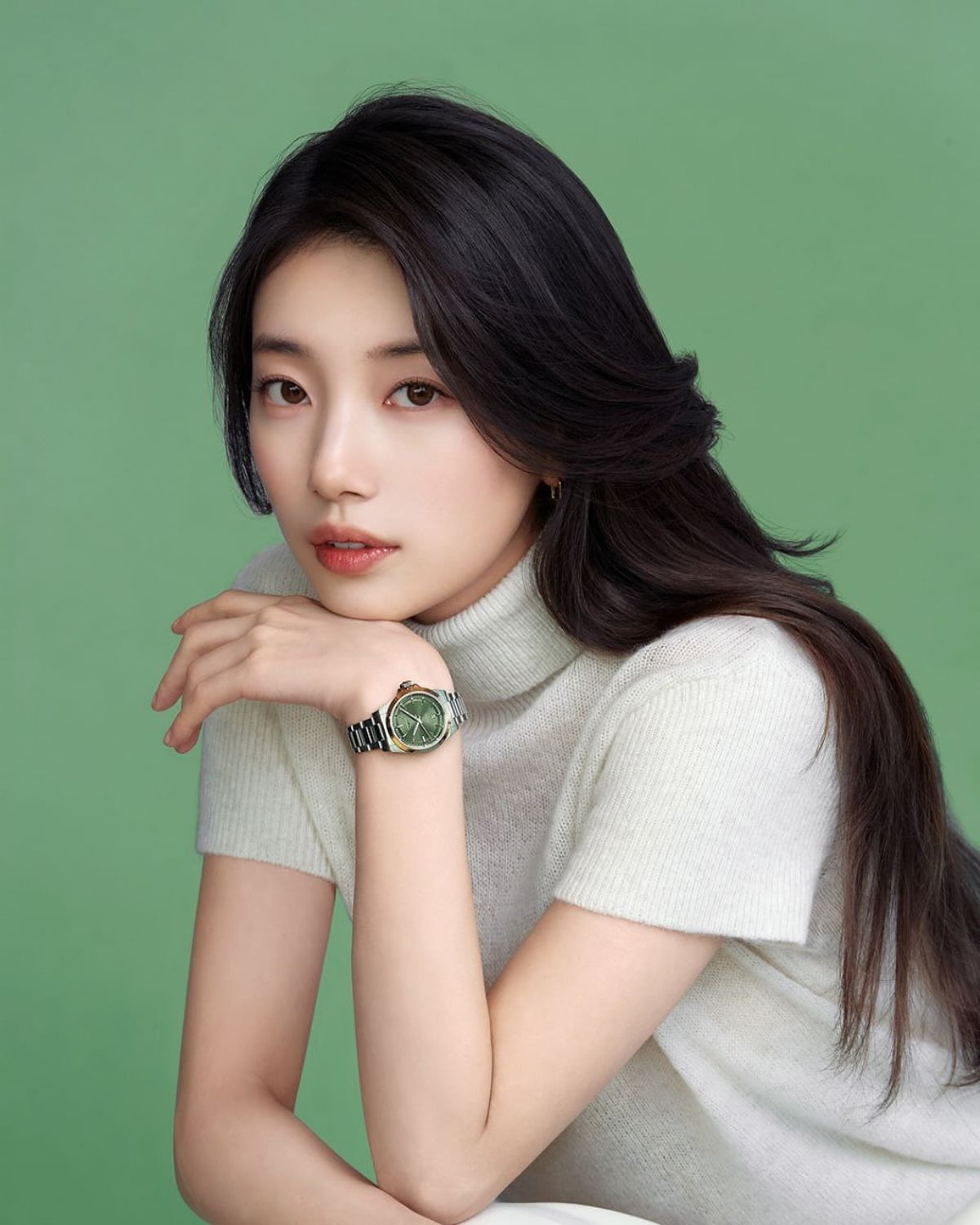 Suzy Stuns in Elegant Photoshoot, Showcasing Modern Sophistication