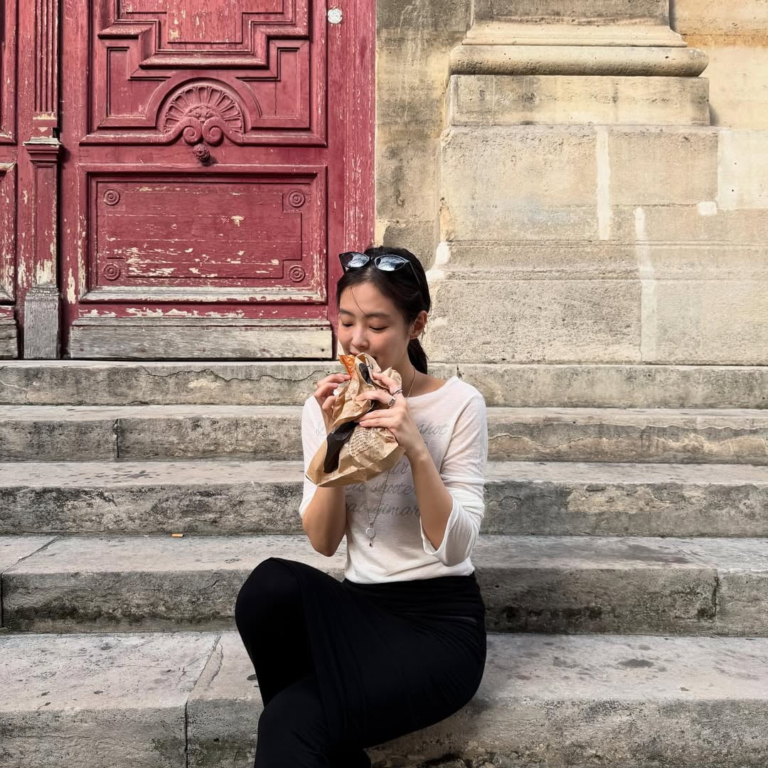 BLACKPINK's Jennie Captivates Fans with Her Parisian Adventure on Instagram