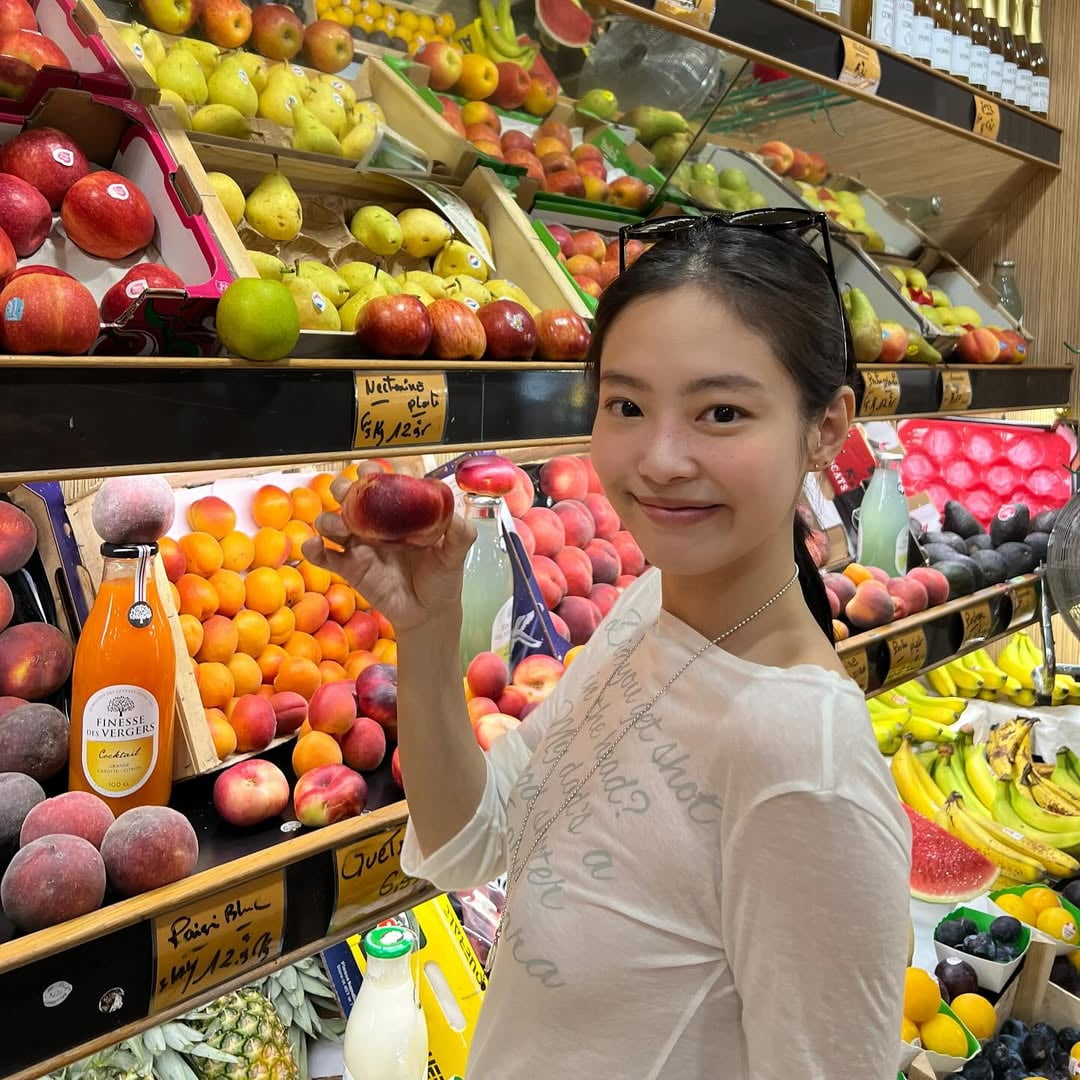 BLACKPINK's Jennie Captivates Fans with Her Parisian Adventure on Instagram