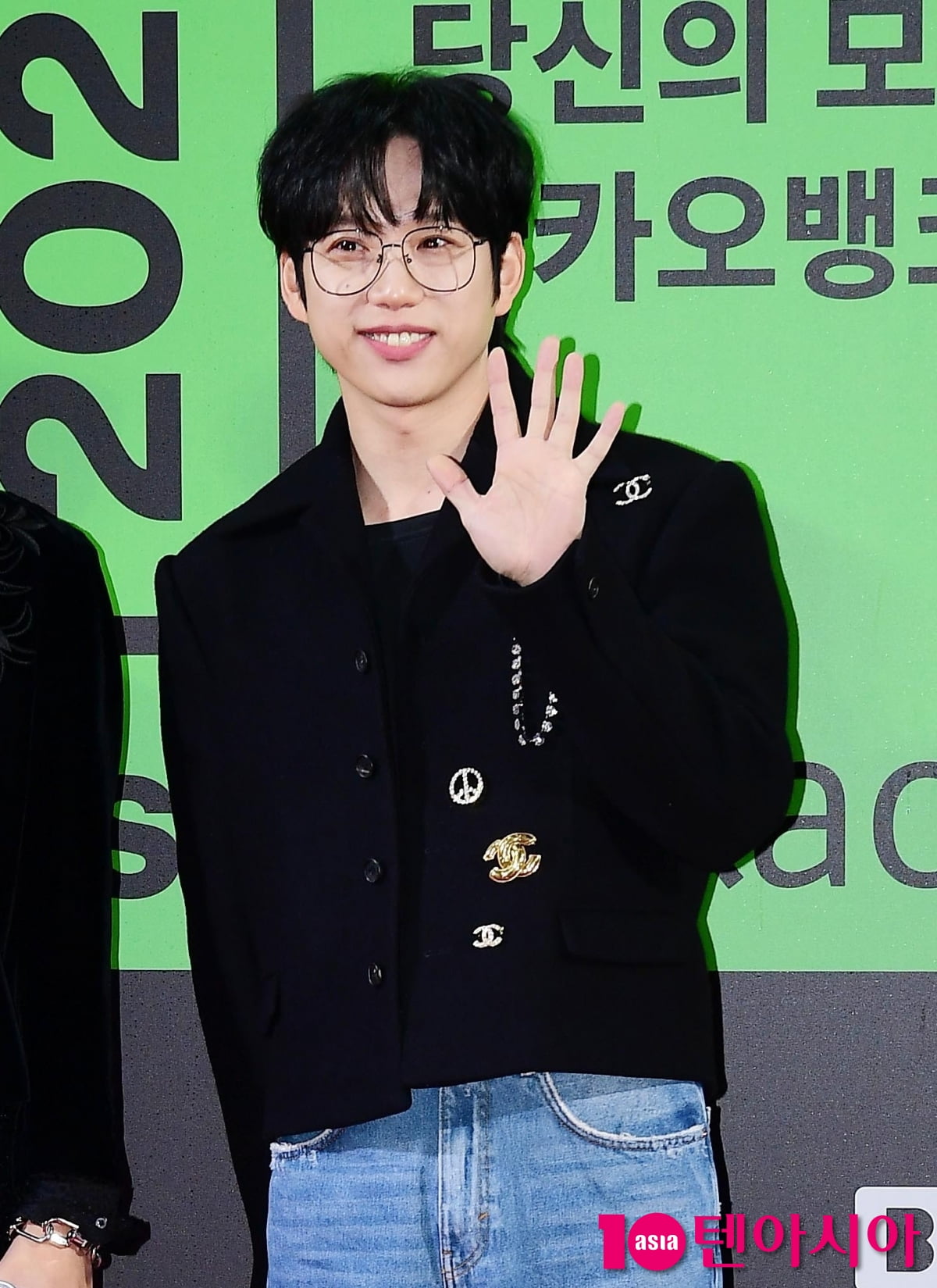 10CM's Kwon Jung-yeol Takes Over as Host of 'The Seasons' After Park Bo-gum