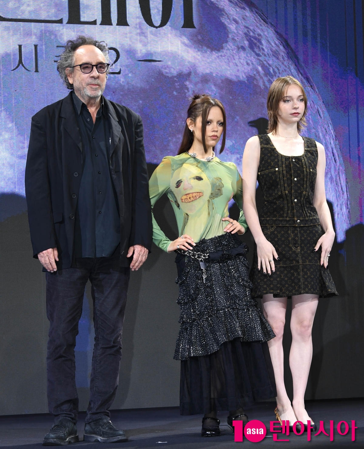ティム・バートン監督とジェナ・オルテガ、エマ・マイヤーズが『ウェンズデー』シーズン2のソウル記者会見に出席