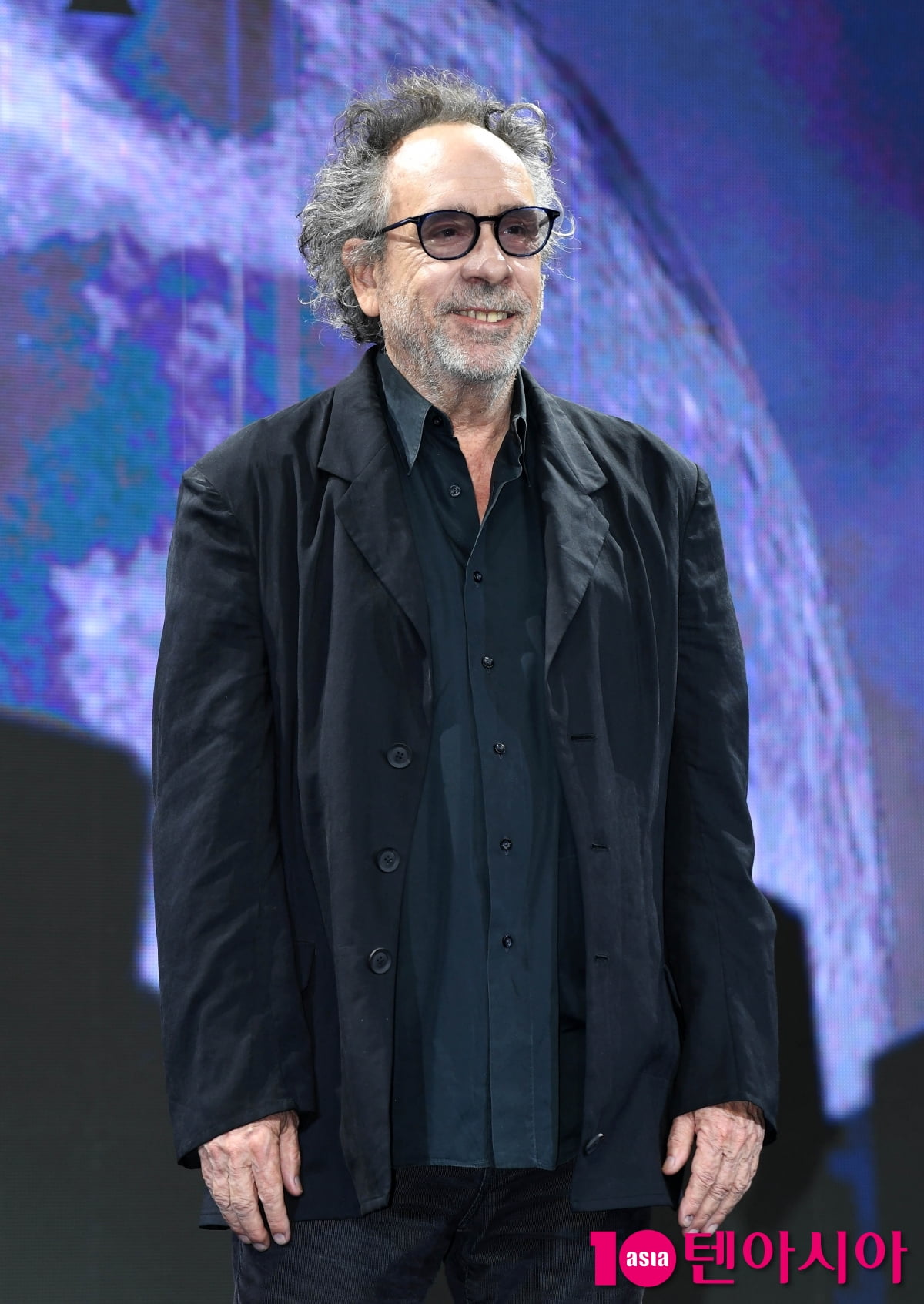 ティム・バートン監督、Netflixシリーズ『ウェンズデー』シーズン2の記者会見に参加