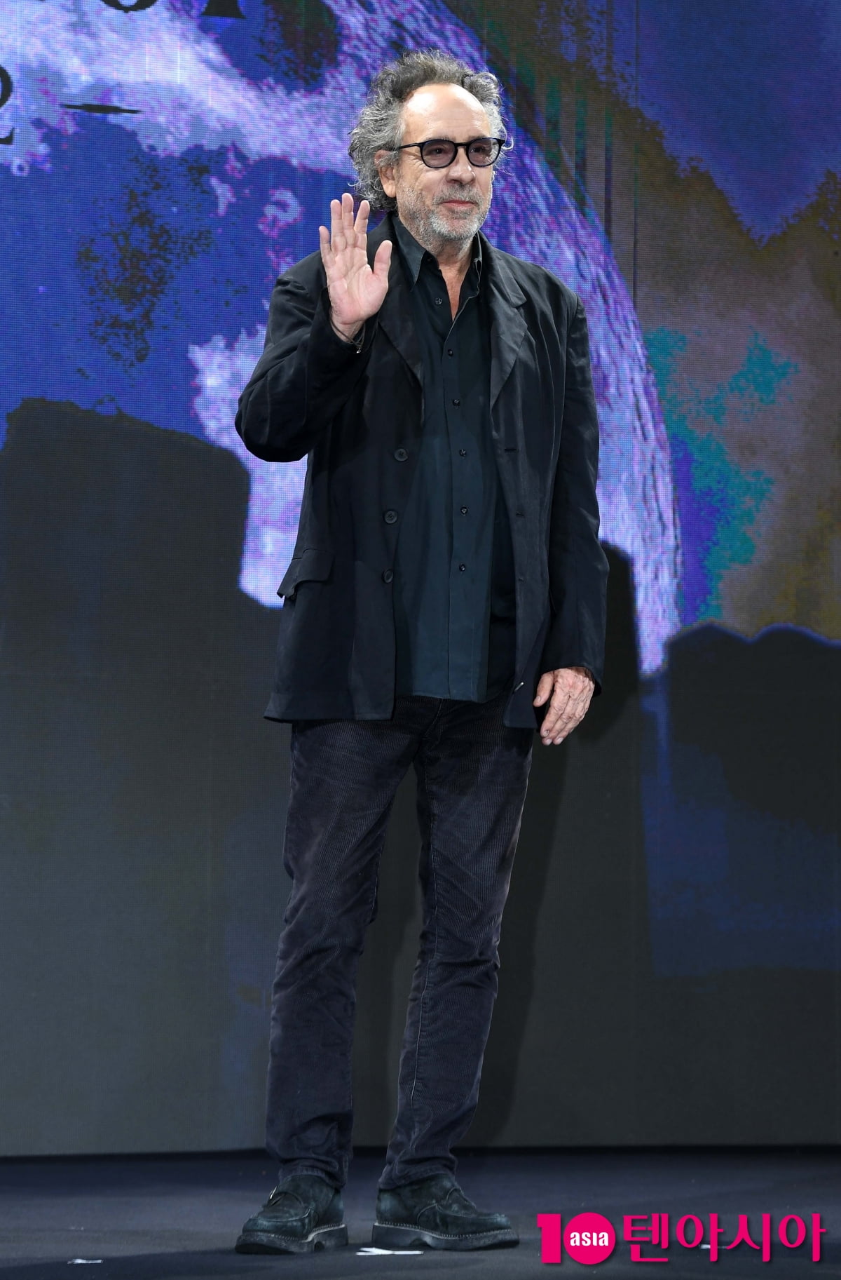 ティム・バートン監督、Netflixシリーズ『ウェンズデー』シーズン2の記者会見に参加