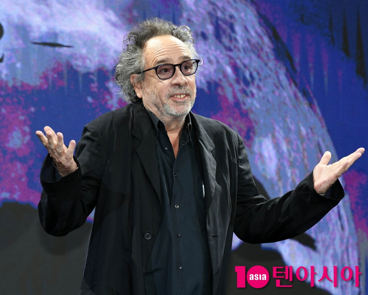 ティム・バートン監督、Netflixシリーズ『ウェンズデー』シーズン2の記者会見に参加
