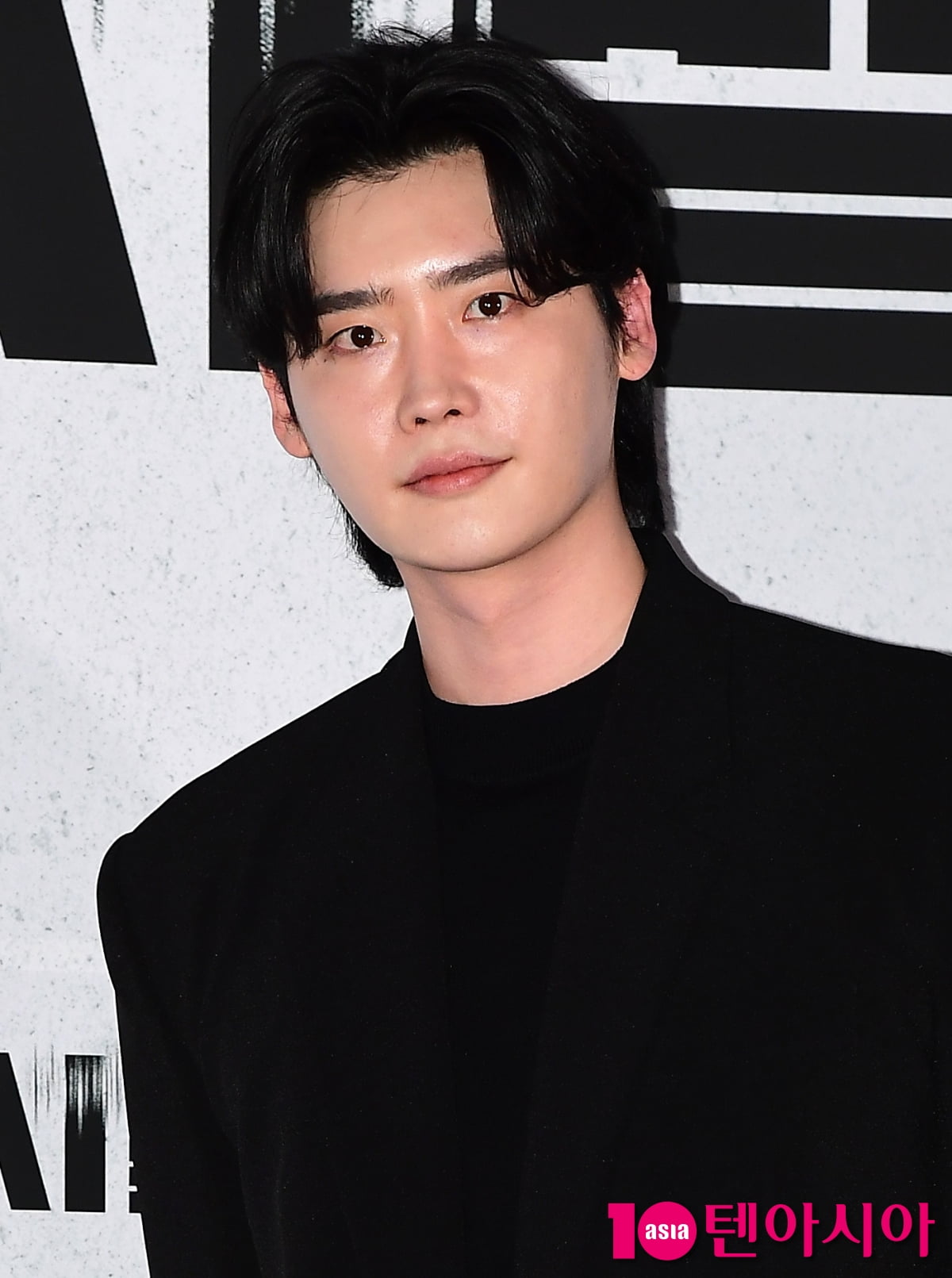 Lee Jong-suk Shines in 'Seocho-dong', Captivating Audiences Worldwide