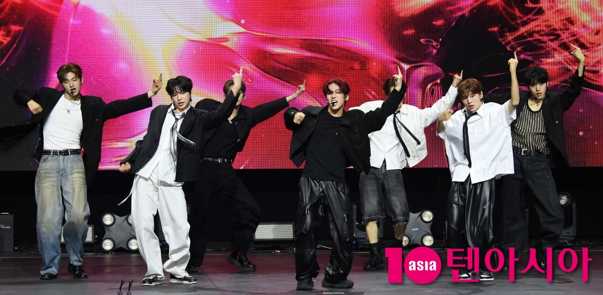 K-Pop Group idntt's Subunit unevermet Dazzles at Debut Showcase in Seoul
