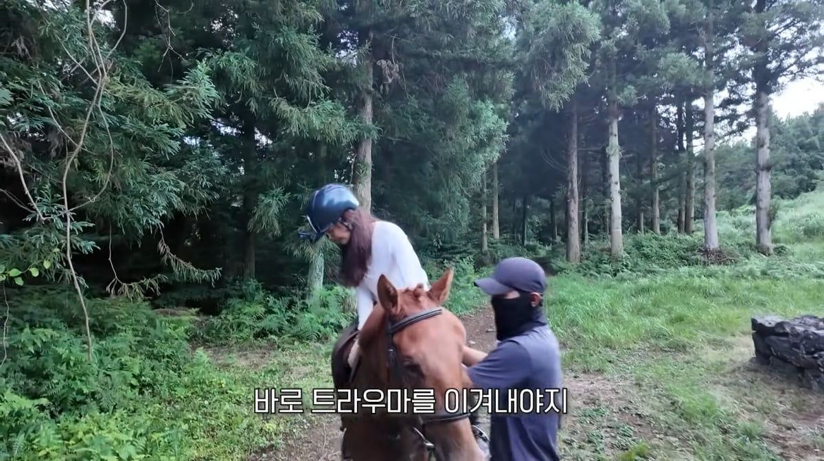 Girls' Generation's Yuri Smiles Through Horseback Riding Mishap in Jeju
