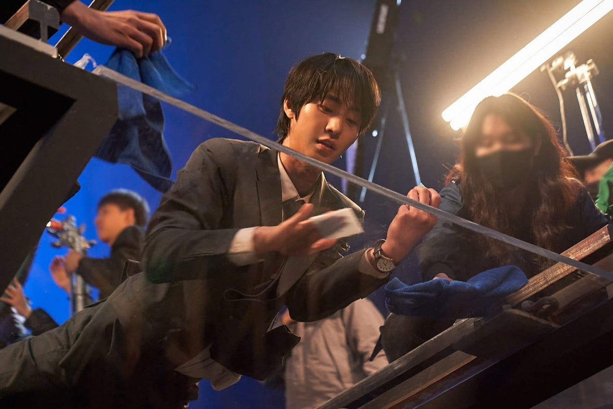 映画『全知的読者視点』、俳優たちの熱演と和やかな現場の瞬間を捉えたビハインドスチール公開