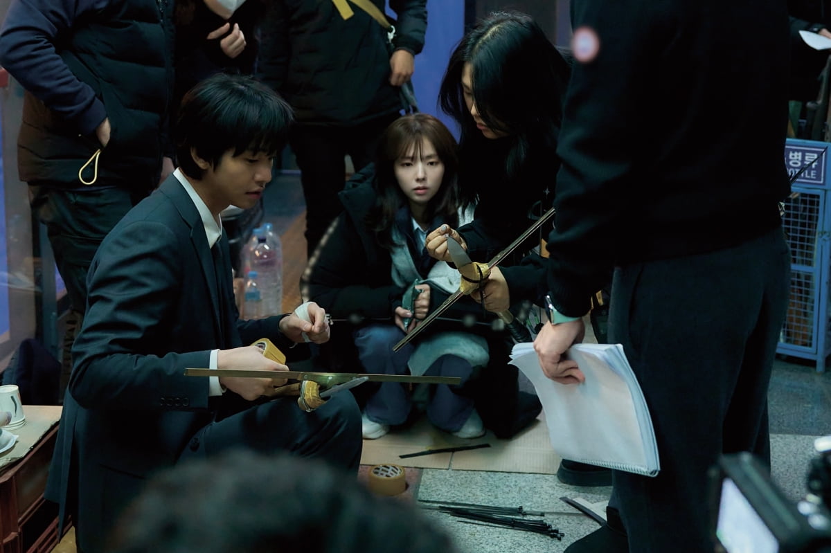映画『全知的読者視点』、俳優たちの熱演と和やかな現場の瞬間を捉えたビハインドスチール公開