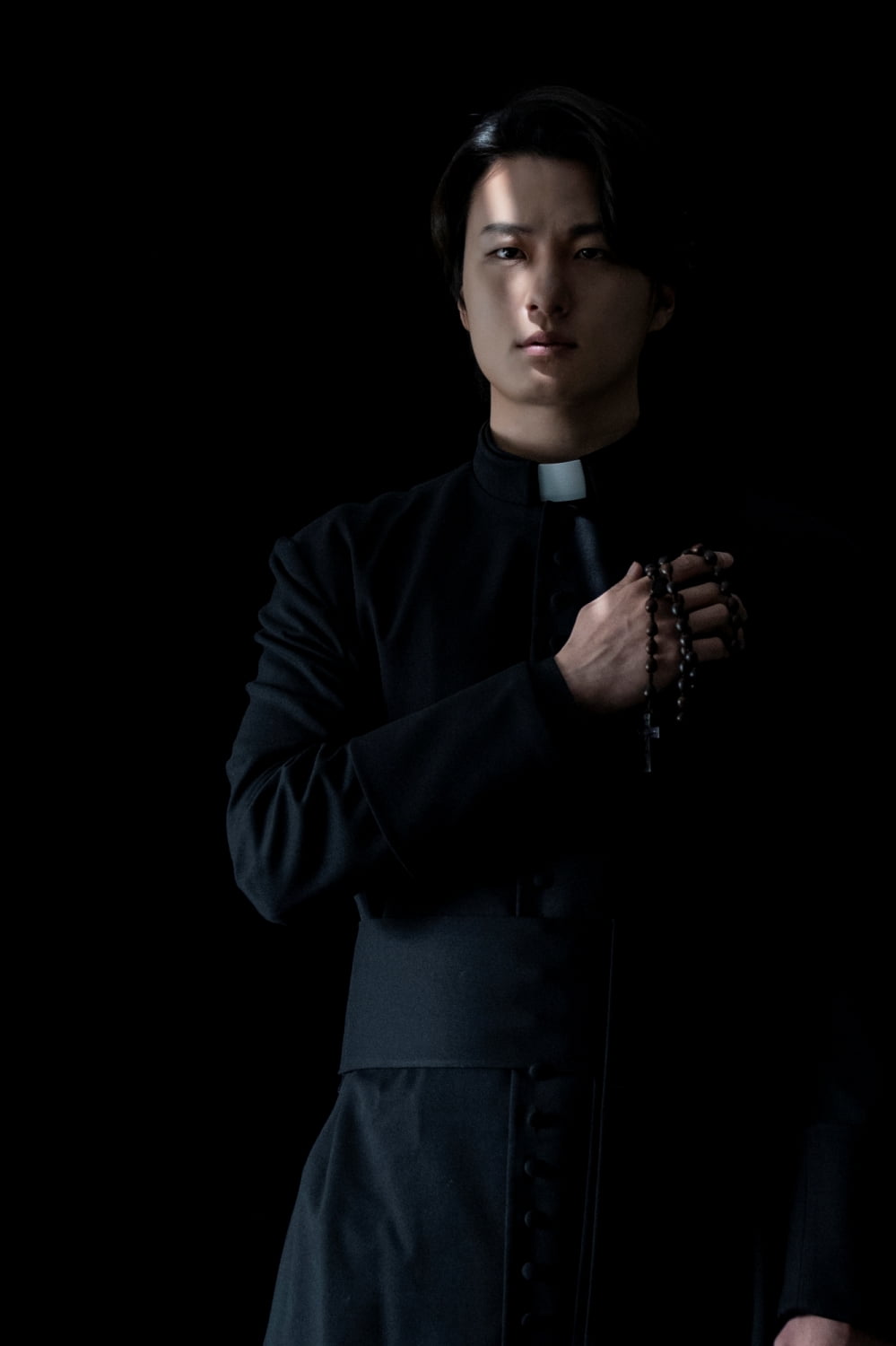 Shin Seung-ho Transforms into a Priest Caught in a Dilemma in 'Only God Knows Everything'