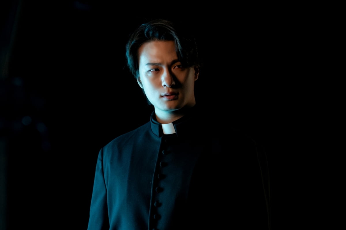 Shin Seung-ho Transforms into a Priest Caught in a Dilemma in 'Only God Knows Everything'