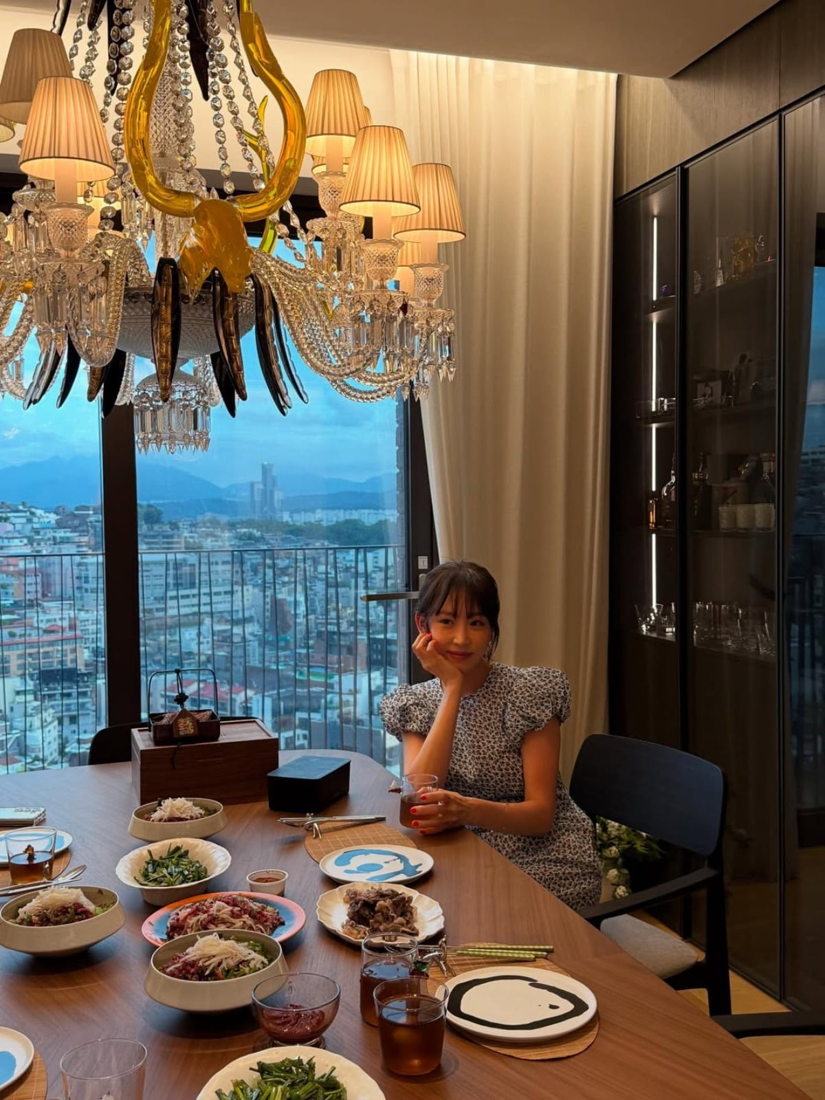 Actress Kang Ye-won Shares a Glimpse of Her Elegant Home Party