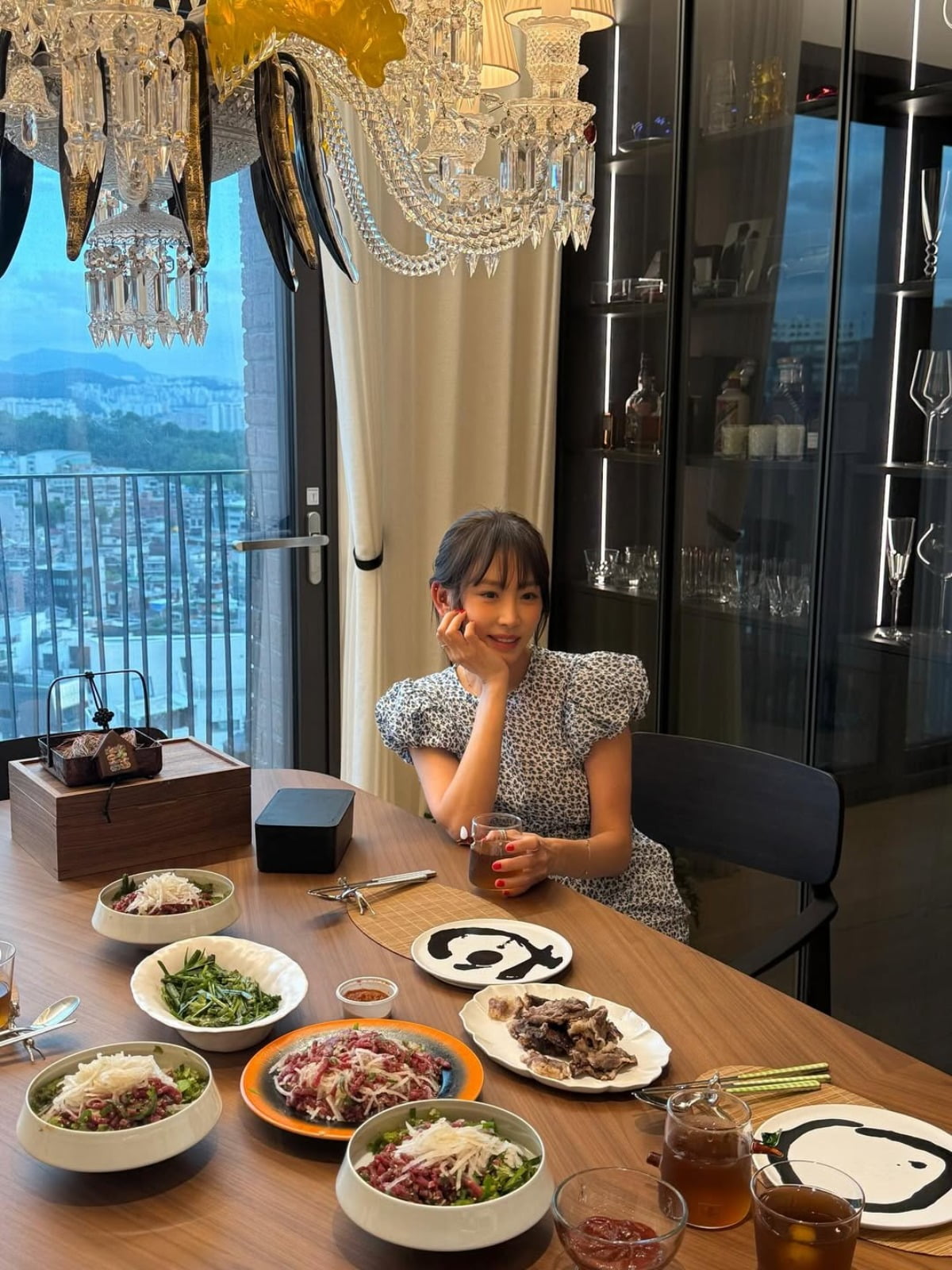 Actress Kang Ye-won Shares a Glimpse of Her Elegant Home Party