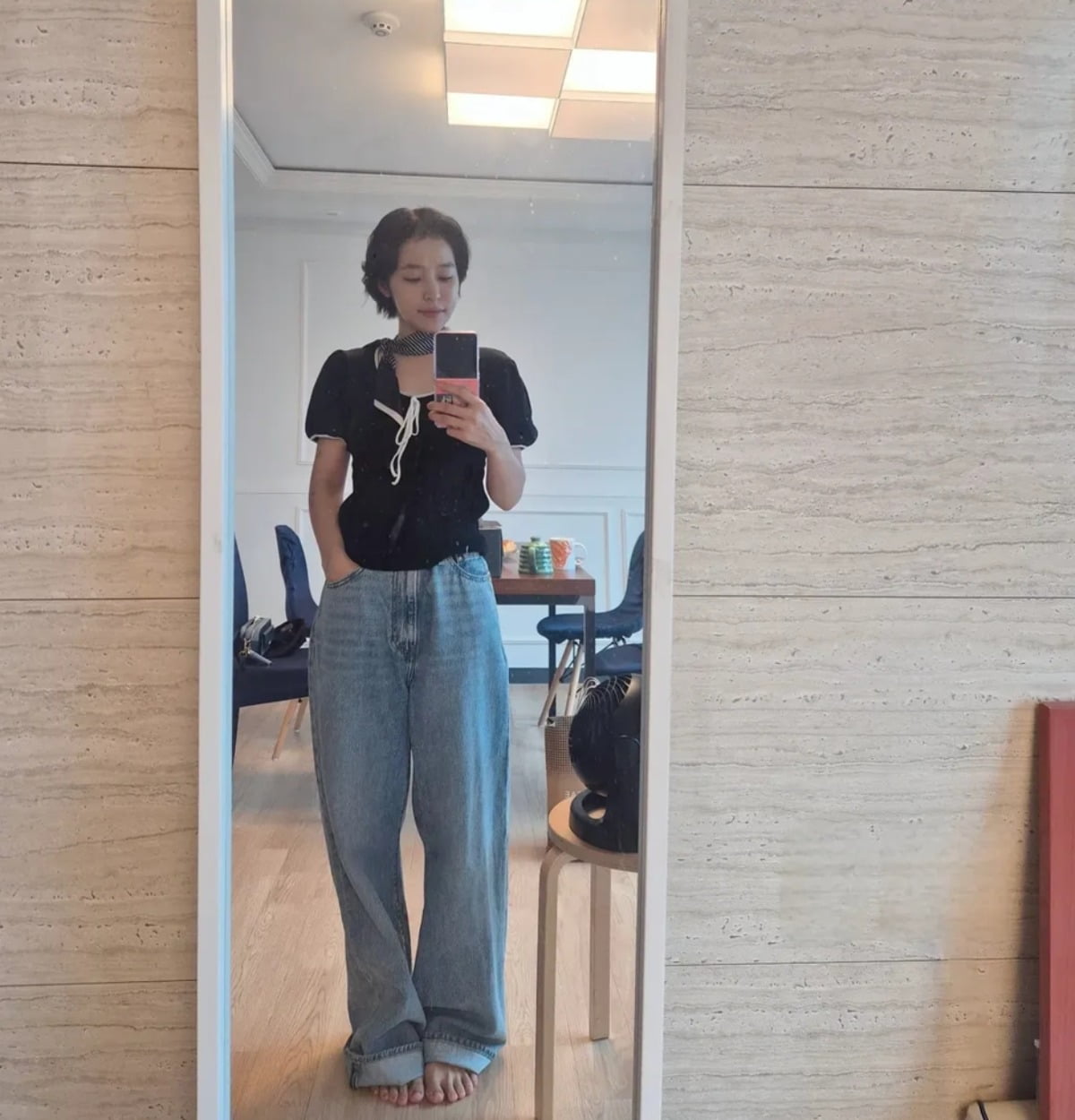 K-Pop Star Hongja Captivates Fans with Stunning Mirror Selfie