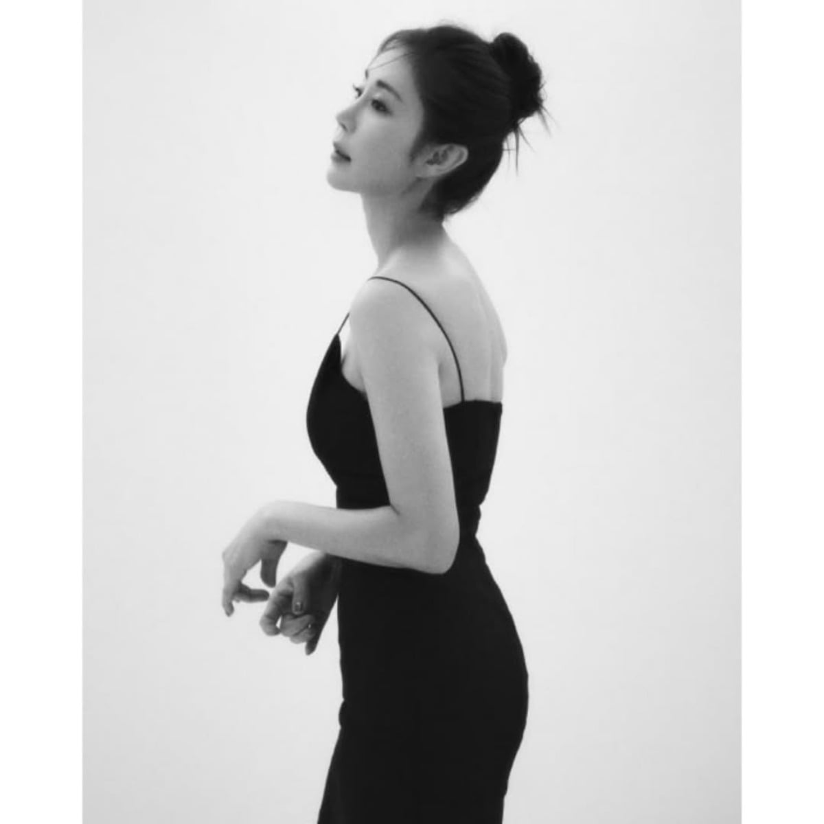 Actress Han Da-gam Stuns with Elegance and Alluring Charm in Latest Instagram Photos
