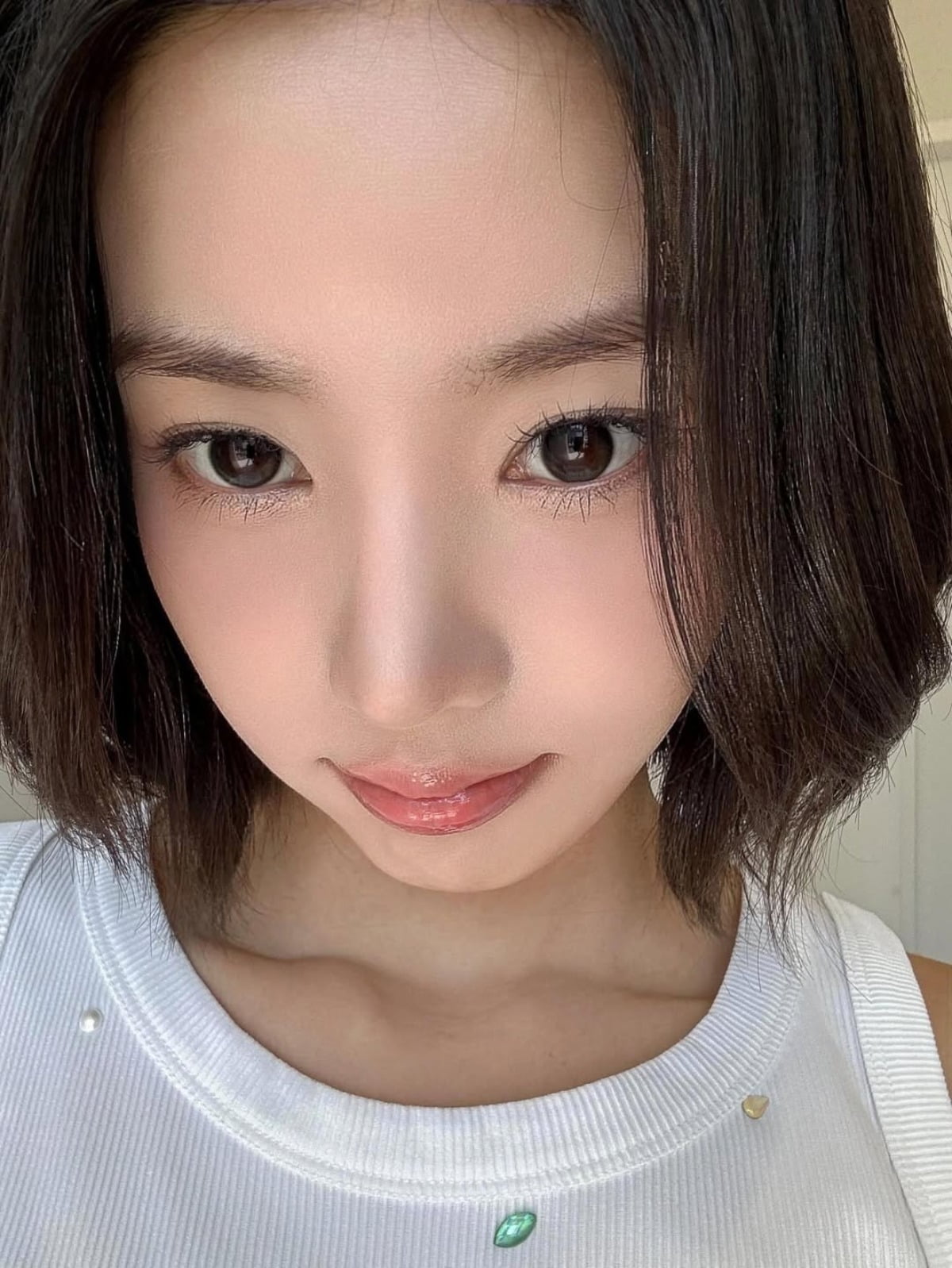 Kwon Eun-bi Stuns Fans with Radiant Selfies Amidst Recovery and Real Estate News