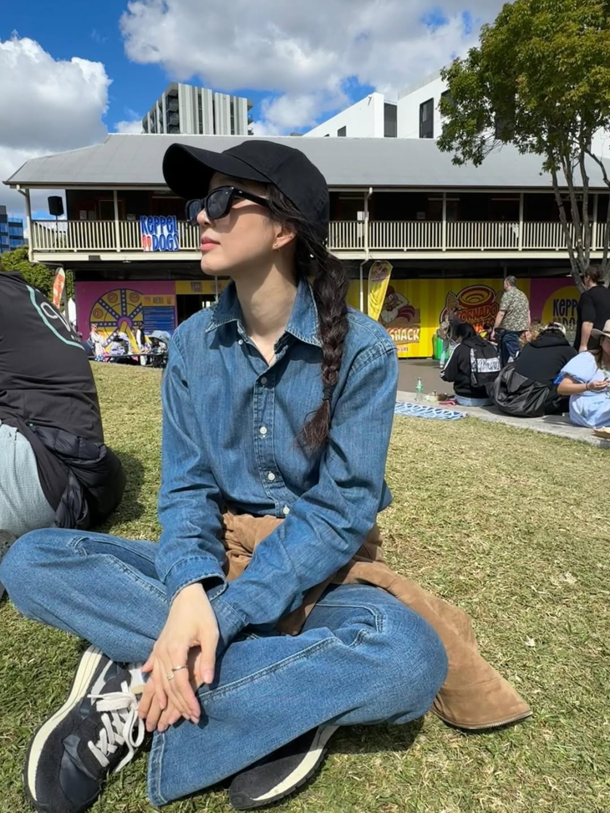Jung Ryeo-won Stuns in Effortlessly Chic Denim Look During Overseas Getaway
