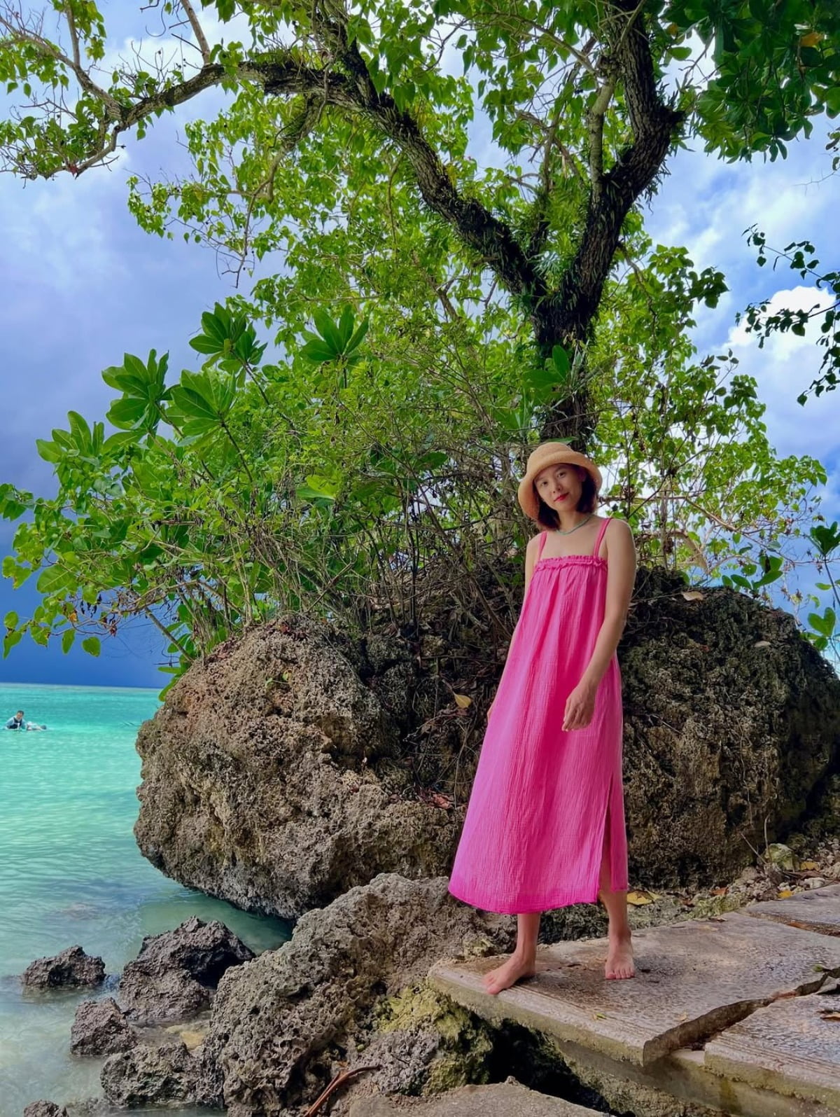 Actress Jo Yoon-hee Captivates Fans with Stunning Beach Photos
